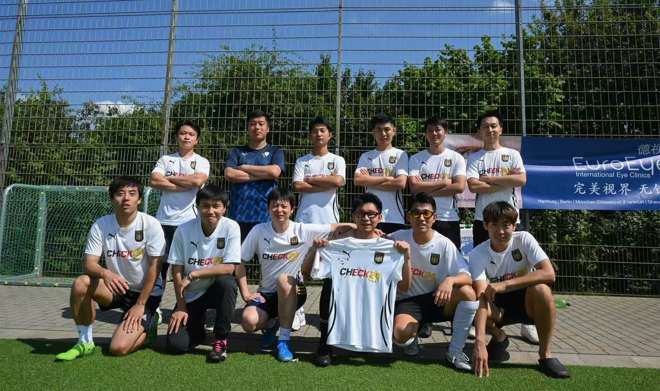 鲁尔华人足球队合影